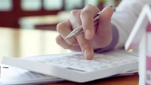 Co to jest wartość odtworzeniowa a rzeczywista w ubezpieczeniach?